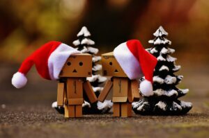 personajes de caja con gorros de navidad y pinos nevados