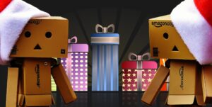 personajes de caja con gorros de navidad y regalos de fondo