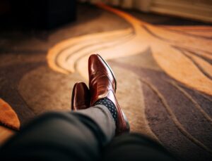 Par de zapatos cafés en alfombra