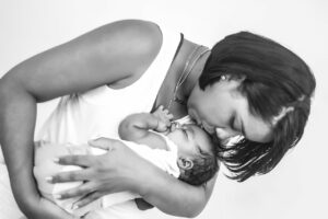 mamá abrazando a bebé, blanco y negro