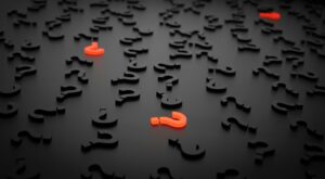 Signos de interrogación rojos y negros