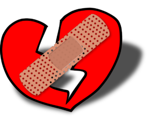 Corazón roto con curita al centro